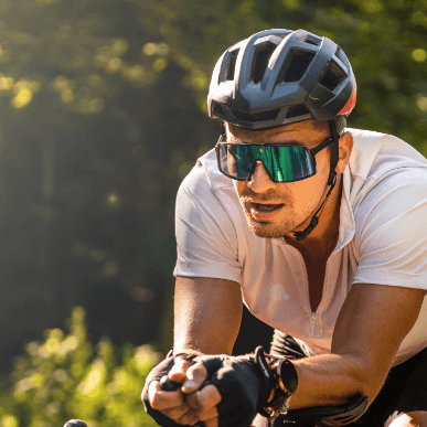 Wielrenner met bril en helm