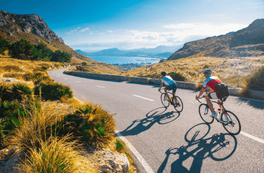 Twee wielrenners op een weg door de bergen