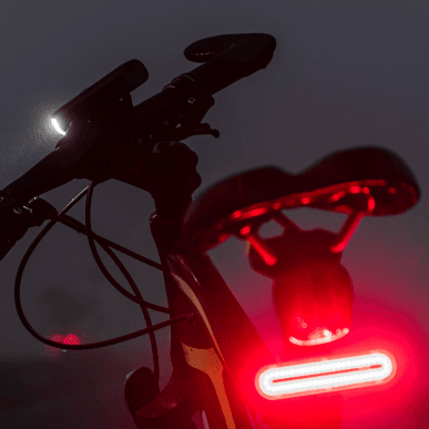 Brandende achterlamp op een fiets