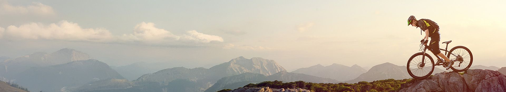 Mountainbiker op de top van een berg