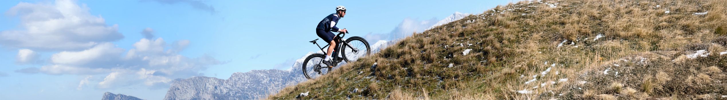 Gravelbike klimt een berg op